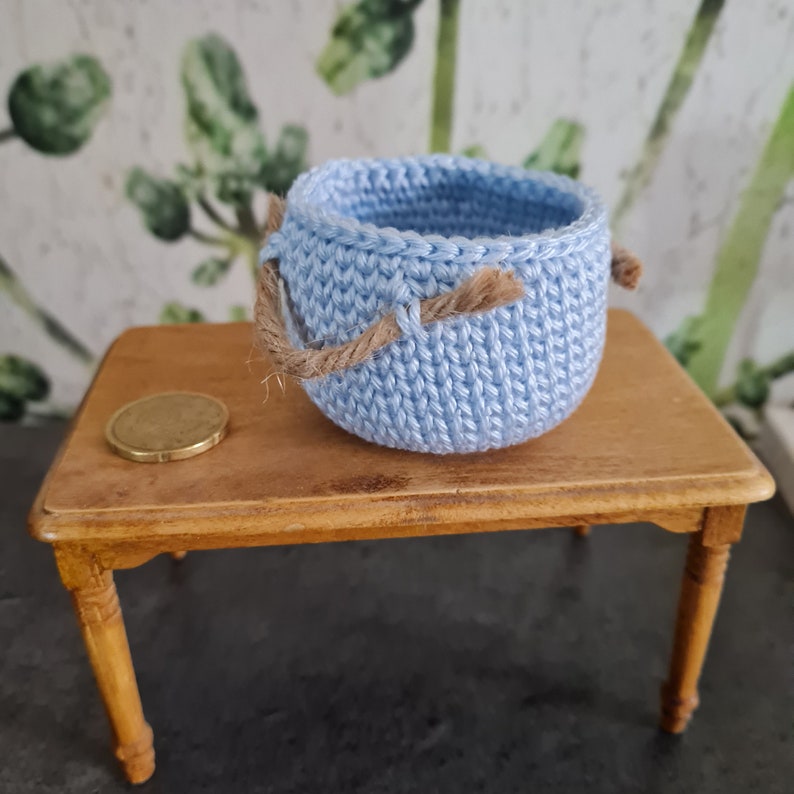 Miniature baskets diameter approximately 4.5 cm for dollhouse Bleu jacinthe