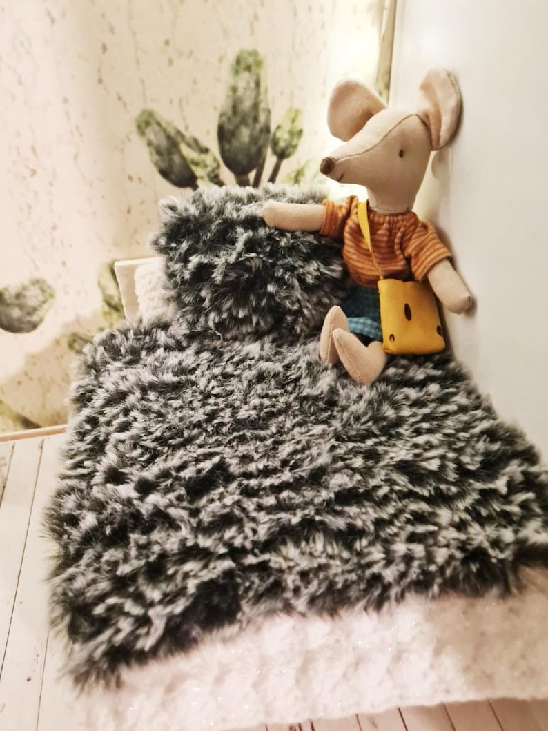 Manta de piel en miniatura para casa de muñecas imagen 1