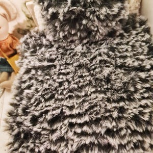 Manta de piel en miniatura para casa de muñecas imagen 3