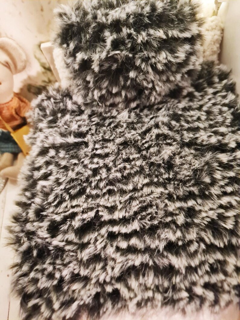 Manta de piel en miniatura para casa de muñecas imagen 3