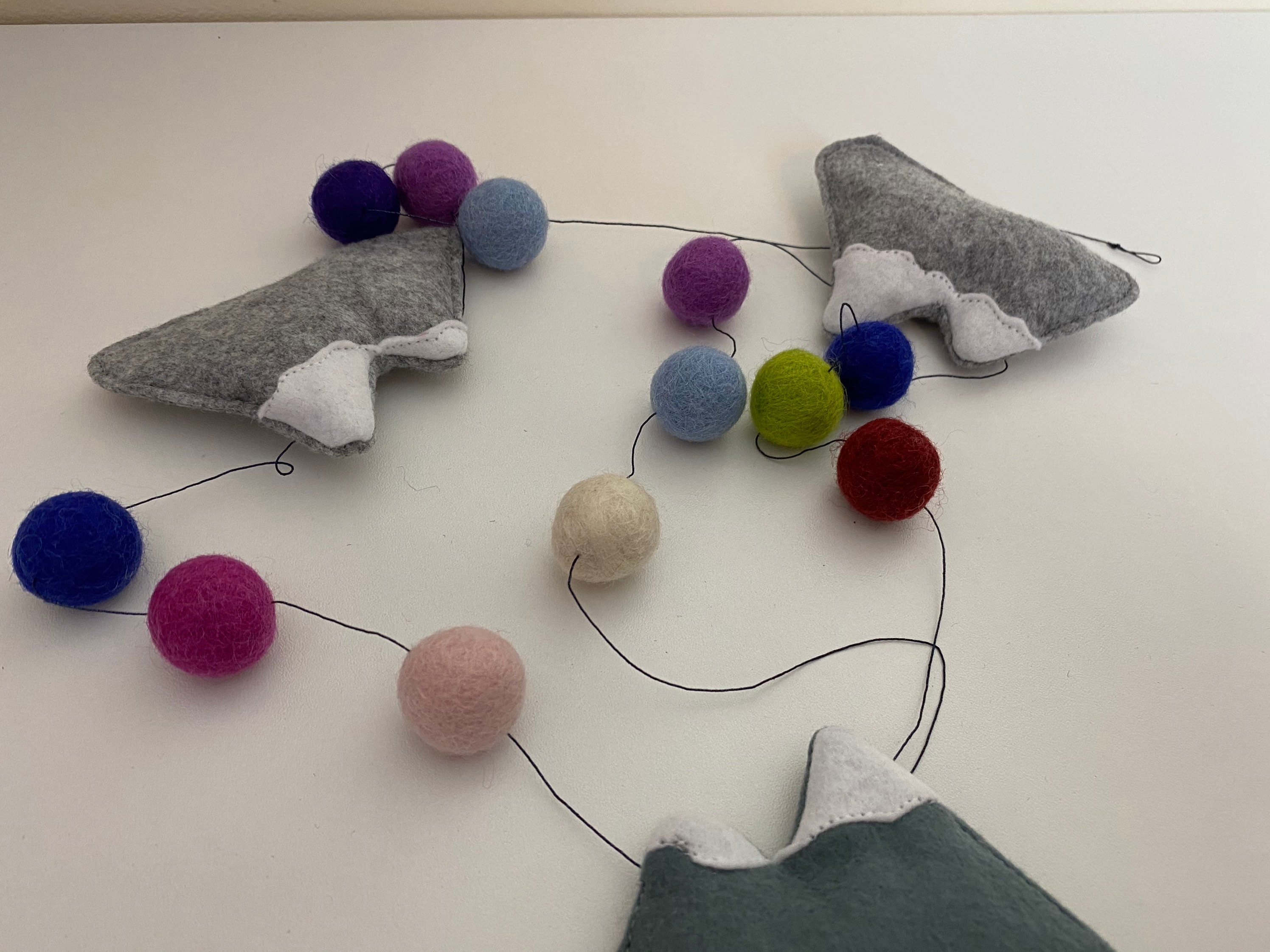 Guirlande de Feutre Laine, Montagnes et Boules Multicolores, Little Chéries