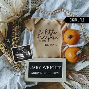 Puede incluir: Un mono de color beige con el texto "A Little Pumpkin Is On The Way..." Una imagen de ultrasonido en blanco y negro, dos calabazas naranjas, una mazorca de maíz y una pizarra con el texto "Baby Wright Arrives June 2022".