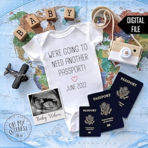 Wir werden einen weiteren Passport Digitale Schwangerschaftsankündigung benötigen | Reise-Baby-Thema | Gepäck | Social-Media-Ankündigung Idee | FB IG
