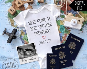 Wir werden einen weiteren Passport Digitale Schwangerschaftsankündigung benötigen | Reise-Baby-Thema | Gepäck | Social-Media-Ankündigung Idee | FB IG