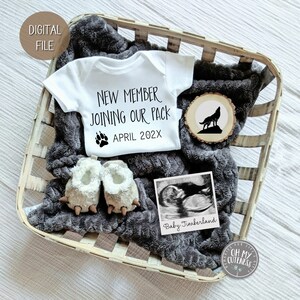 Könnte beinhalten: Ein weißer Strampler mit dem Text "New Member Joining Our Pack April 202X" und einem Pfotenabdruck. Ein Holz-Kreis mit einer Wolf-Silhouette im Hintergrund. Ein Baby-Ultraschallbild mit dem Text "Baby Timberland" im Vordergrund.