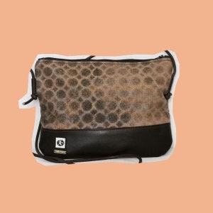 Bolsa clutch de ombro marrom em tecido e couro
