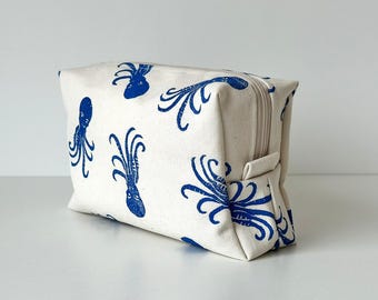 Handbedruckte Kosmetiktasche aus Stoff.