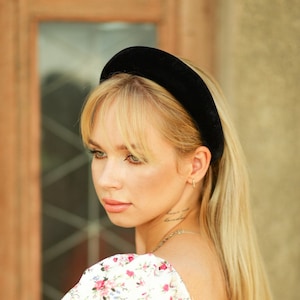 ヘアアクセサリー [BlackMuse] kate hair band Black Velvet Padded Headband for Women, Elegant Fashion