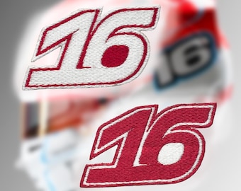 Könnte beinhalten: Zwei gestickte Aufnäher mit der Nummer "16". Die Aufnäher haben einen roten Hintergrund mit weißen Nähten, die die Zahlen umranden. Der Hintergrund ist unscharf, was darauf hindeutet, dass sich die Aufnäher auf einem größeren Gegenstand befinden, möglicherweise einem Helm oder einer Uniform.