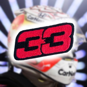 Op de afbeelding: Rode en zwarte geborduurde patch met het nummer "33" erop.