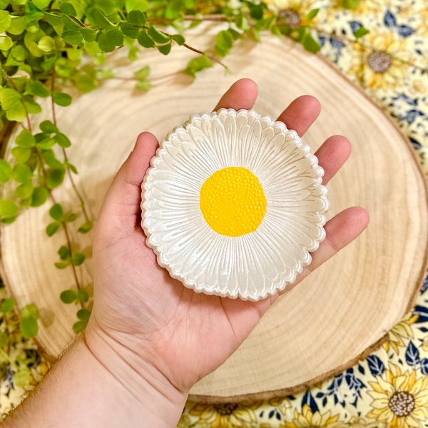 Daisy Ring Dish, Daisy Trinket Dish, Daisy Flower Gift, Handmade Ring Dish, Daisy Dish, Birthday Gift For Her, White Daisy Gift