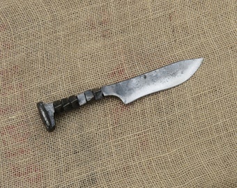 Couteau à crampons de chemin de fer, art de crampon de chemin de fer, couteau forgé à la main, couteau personnalisé, couteau de chasse, couteau de forgeron, couteau gravé,