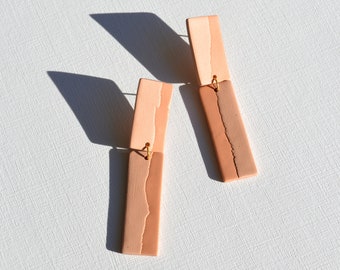 Petites boucles d'oreilles minimalistes modernes beiges Boucles d'oreilles longues géométriques fabriquées à la main inspirées de l'automne