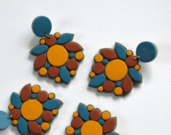 Boucles d'oreilles en mosaïque délicates en formes de pétales et dans des tons pastel Grandes boucles d'oreilles élégantes et colorées en pâte polymère