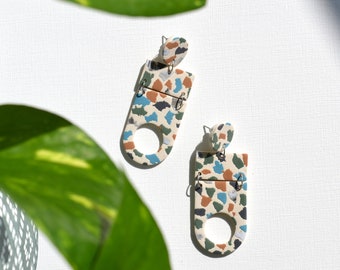 Boucles d'oreilles modernes en terrazzo à motif beige clair et coloré Boucles d'oreilles décoratives fabriquées à la main avec des plaques de marbre