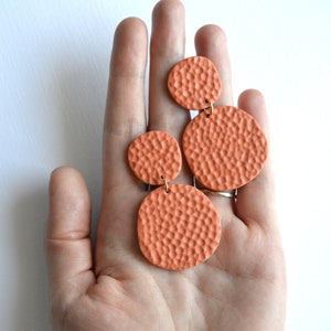 Abstracte statementoorbellen met textuur van licht terracotta Moderne biologische handgemaakte oorbellen