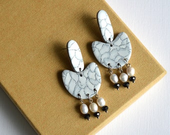 Boucles d'oreilles originales en marbre blanc, howlite et détails noirs Boucles d'oreilles audacieuses avec perles et perles