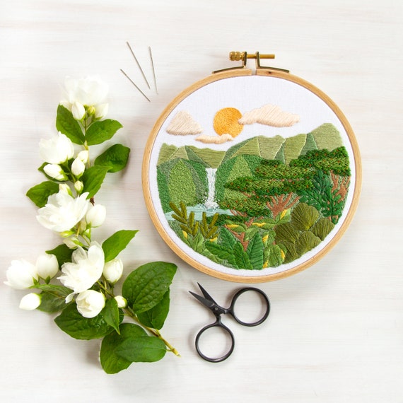 UND FLOWER RAISED EMBROIDERY TOPグリーン DIY Embroidery for Beginners / European Mesh Embroidery