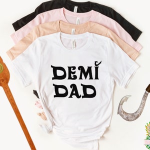 Demi Dad! La maglietta Demi Dad è una fantastica maglietta di compleanno di Moana o una maglietta Disney per papà! Questa maglietta Maui per papà è solo un regalo ordinario per papà!