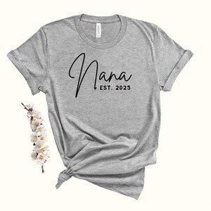Nana Est 2025! Dieses Oma-Shirt ist ein tolles Geschenk für Oma oder Oma. Jahreszahl besonders anfertigen! Tolles Muttertagsgeschenk!