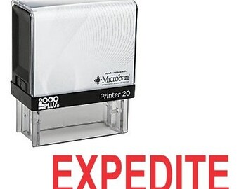 Könnte beinhalten: Ein schwarzer und transparenter Stempel mit Selbsttinte, auf dem der Text "EXPEDITE" in roten Buchstaben steht. Der Stempel ist mit "Printer 20" beschriftet und trägt ein Microban-Logo.