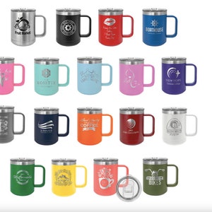 Op de afbeelding: Twintig geassorteerde reistassen van roestvrij staal met verschillende kleuren en ontwerpen. Elke beker heeft een handvat en een deksel. De bekers zijn gerangschikt in vier rijen van vijf bekers.