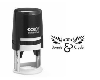 Sello autoentintable personalizado para aniversario de bodas con los nombres de las parejas, elegante sello redondo de 1-5/8"