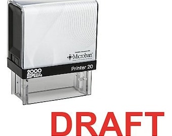Könnte beinhalten: Ein schwarzer und transparenter Stempel mit Selbsttinte mit dem Text "Printer 20" und dem Microban-Logo. Der Stempel ist so konzipiert, dass er das Wort "DRAFT" in Rot druckt.