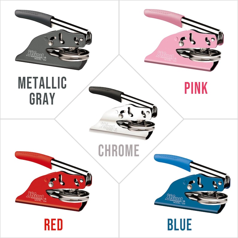 以下が含まれることがあります： 5色のセルフインキングスタンプのセット。メタリックグレー、クローム、ピンク、レッド、ブルー。各スタンプには「Shiny」ロゴと「MODEL-EM」の文字が刻印されています。