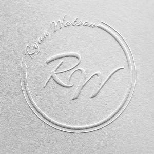以下が含まれることがあります： 「Ryan Watson」というテキストと、スタイリッシュなフォントで書かれたイニシャル「RM」が刻まれた白いエンボス加工の円です。
