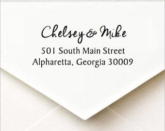 Könnte beinhalten: Ein weißer Umschlag mit einem Absenderaufkleber. Der Aufkleber zeigt die Namen Chelsey & Mike, die Adresse 501 South Main Street sowie die Stadt, den Bundesstaat und die Postleitzahl Alpharetta, Georgia 30009.