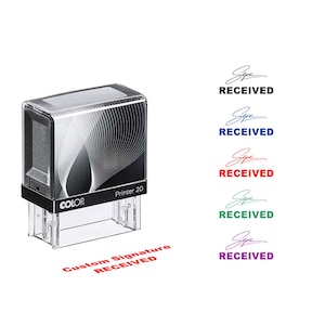 以下が含まれることがあります： 「COLOR Printer 20」の文字が入った、黒と透明のセルフインキングスタンプ。このスタンプは、署名と「RECEIVED」の文字を、黒、青、赤、緑、紫など様々な色で印刷します。また、「Custom Signature RECEIVED」の赤い印影も作成します。