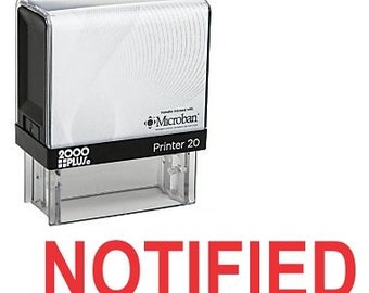 Könnte beinhalten: Ein selbstfärbender Stempel mit dem Wort "NOTIFIED" in Rot. Der Stempel ist ein Modell Printer 20 mit einem schwarzen und transparenten Kunststoffgehäuse. Der Stempel enthält auch den Text "2000 PLUS" und "Microban".