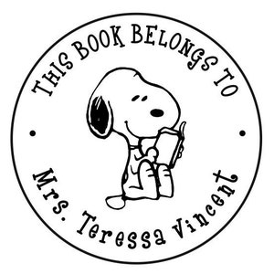 Ce livre appartient à/nom du designer Snoopy Logo rond Tampon encreur personnalisé Tampon enseignant personnalisé | Timbre de bibliothèque | 1-5/8"