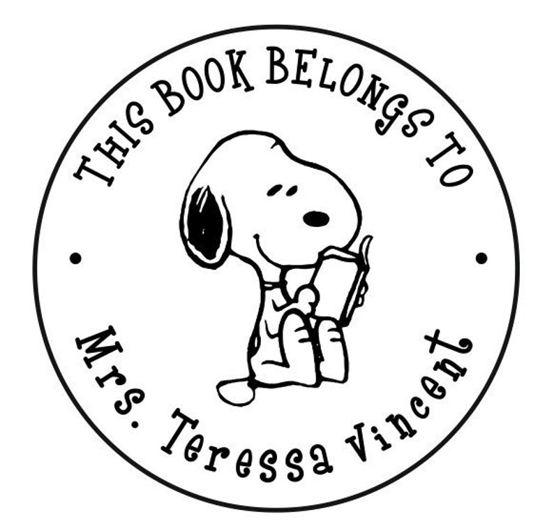 K&ouml;nnte beinhalten: Schwarzwei&szlig;-Illustration von Snoopy, der ein Buch liest, mit dem Text "Dieses Buch geh&ouml;rt Frau Teresa Vincent".
