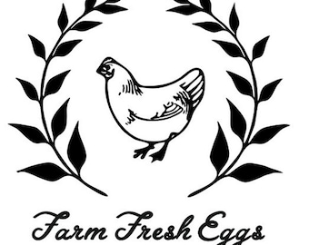 Może przedstawiać: Czarno-biała ilustracja kury w wieńcu z liści. Pod obrazkiem znajduje się tekst "Farm Fresh Eggs" i numer telefonu "607-000-1501".