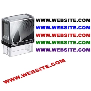 Op de afbeelding: Een zwart en zilver zelfinktende stempel met de tekst "Printer 20" en het merk "COLOR". De afbeelding toont ook de tekst "WWW.WEBSITE.COM" in zwart, blauw, rood, groen en paars, samen met een rode stempelafdruk.