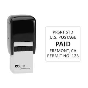 Può includere: Un timbro autoinchiostrante in bianco e nero con il testo "PRSRT STD U.S. POSTAGE PAID FREMONT, CA PERMIT NO. 123". Il timbro è un modello COLOP printer Q 24.