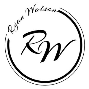 以下が含まれることがあります： 「Ryan Watson」というテキストと「RW」のイニシャルが円の中に書かれた白黒のロゴです。
