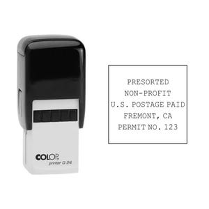Può includere: Un timbro autoinchiostrante in bianco e nero con il testo "PRESORTED NON-PROFIT U.S. POSTAGE PAID FREMONT, CA PERMIT NO. 123". Il timbro è un modello COLOP printer Q 24.