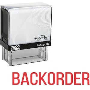 Könnte beinhalten: Ein transparenter Stempel aus Kunststoff mit selbsttintendem Stempelkissen und schwarzem Sockel. Der Stempel hat einen weißen Hintergrund mit dem Text "Microban" und "Printer 20" in Schwarz. Der Stempel hat außerdem ein schwarzes Etikett mit dem Text "2000 PLUS" in Weiß. Der Stempel ist mit "BACKORDER" in Rot gekennzeichnet.