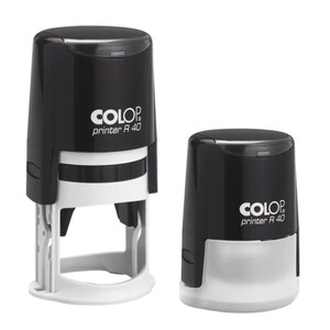 K&ouml;nnte beinhalten: Zwei schwarze selbsttinten-Stempel mit wei&szlig;em Text, der "COLOP printer R 40" lautet. Die Stempel sind unterschiedlich gro&szlig; und haben eine wei&szlig;e Kunststoffbasis.
