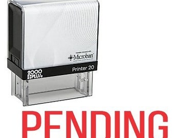 Könnte beinhalten: Ein selbsttintendender Stempel aus transparentem Kunststoff mit schwarzem Sockel. Der Stempel trägt den Text "Printer 20" und ein kleines Logo mit dem Text "Microban". Der Stempel ist mit "2000 PLUS" gekennzeichnet.