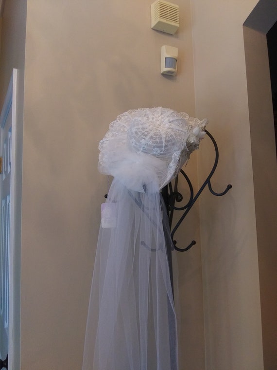 Vintage white bridal hat and veil - image 9