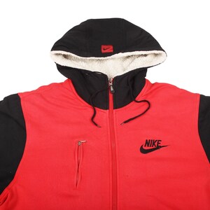 Pu&ograve; includere: Un set di tre tazze in ceramica con finitura maculata e opaca. Le tazze sono nei toni crema, grigio chiaro e grigio scuro. Ogni tazza ha un design semplice e minimalista, perfetto per caff&egrave; o t&egrave;.