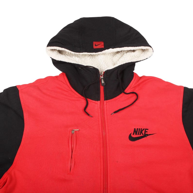 Pu&ograve; includere: Un set di tre tazze in ceramica con finitura maculata e opaca. Le tazze sono nei toni crema, grigio chiaro e grigio scuro. Ogni tazza ha un design semplice e minimalista, perfetto per caff&egrave; o t&egrave;.