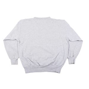 K&ouml;nnte beinhalten: Ein melierter grauer Sweatshirt mit Rundhalsausschnitt und langen &Auml;rmeln. Die B&uuml;ndchen und der Saum sind gerippt. Das Sweatshirt ist aus einem weichen, bequemen Material.