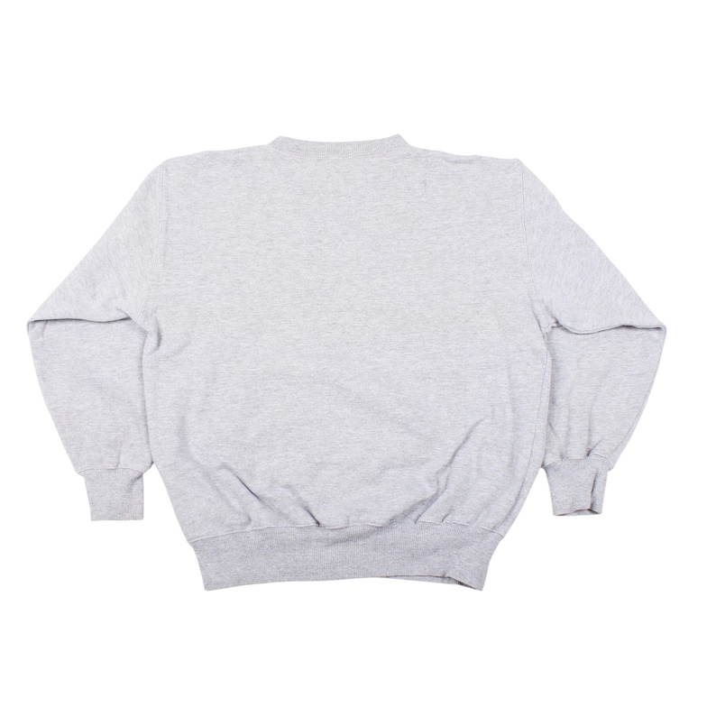 K&ouml;nnte beinhalten: Ein melierter grauer Sweatshirt mit Rundhalsausschnitt und langen &Auml;rmeln. Die B&uuml;ndchen und der Saum sind gerippt. Das Sweatshirt ist aus einem weichen, bequemen Material.