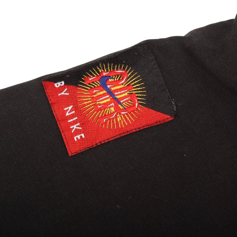 Pu&ograve; includere: Un cartello in legno rustico con la scritta "Welcome to our home" in lettere bianche. Il cartello presenta una finitura invecchiata e un design semplice e accogliente, perfetto per l'arredamento dell'ingresso.