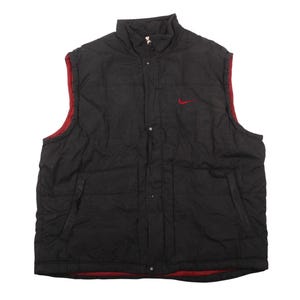 Könnte beinhalten: Schwarze Steppweste mit einem roten Nike Swoosh-Logo auf der Brust. Die Weste hat einen Reißverschluss und einen hohen Kragen.